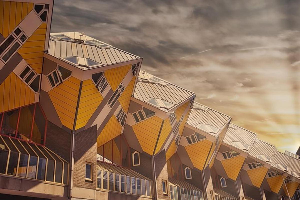 um edifício com fachadas amarelas e marrons com um céu nublado