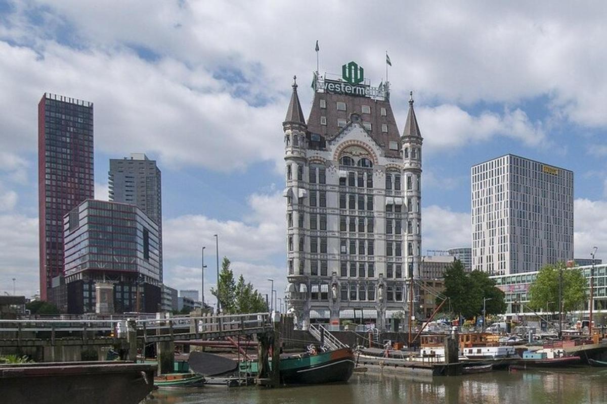 um edifício alto com uma torre de relógio ao lado de um rio