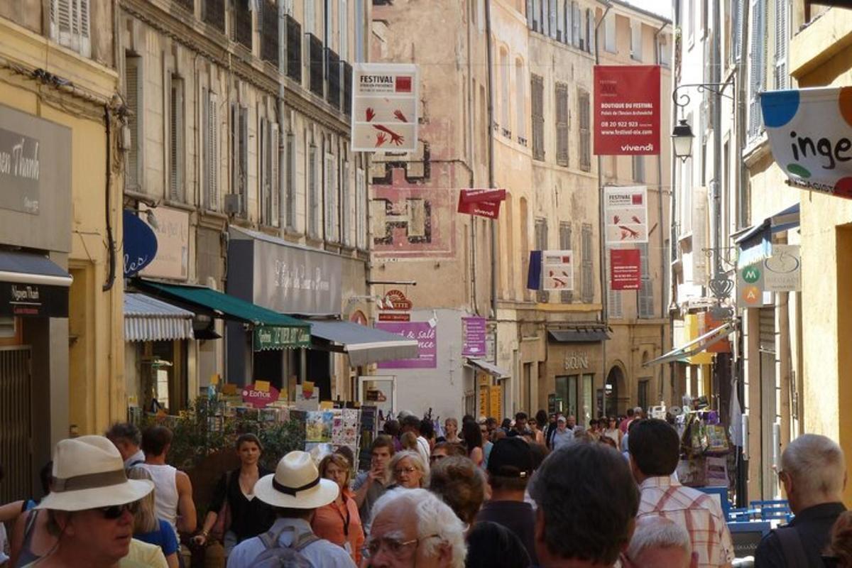 una multitud de personas caminando por una concurrida calle de la ciudad
