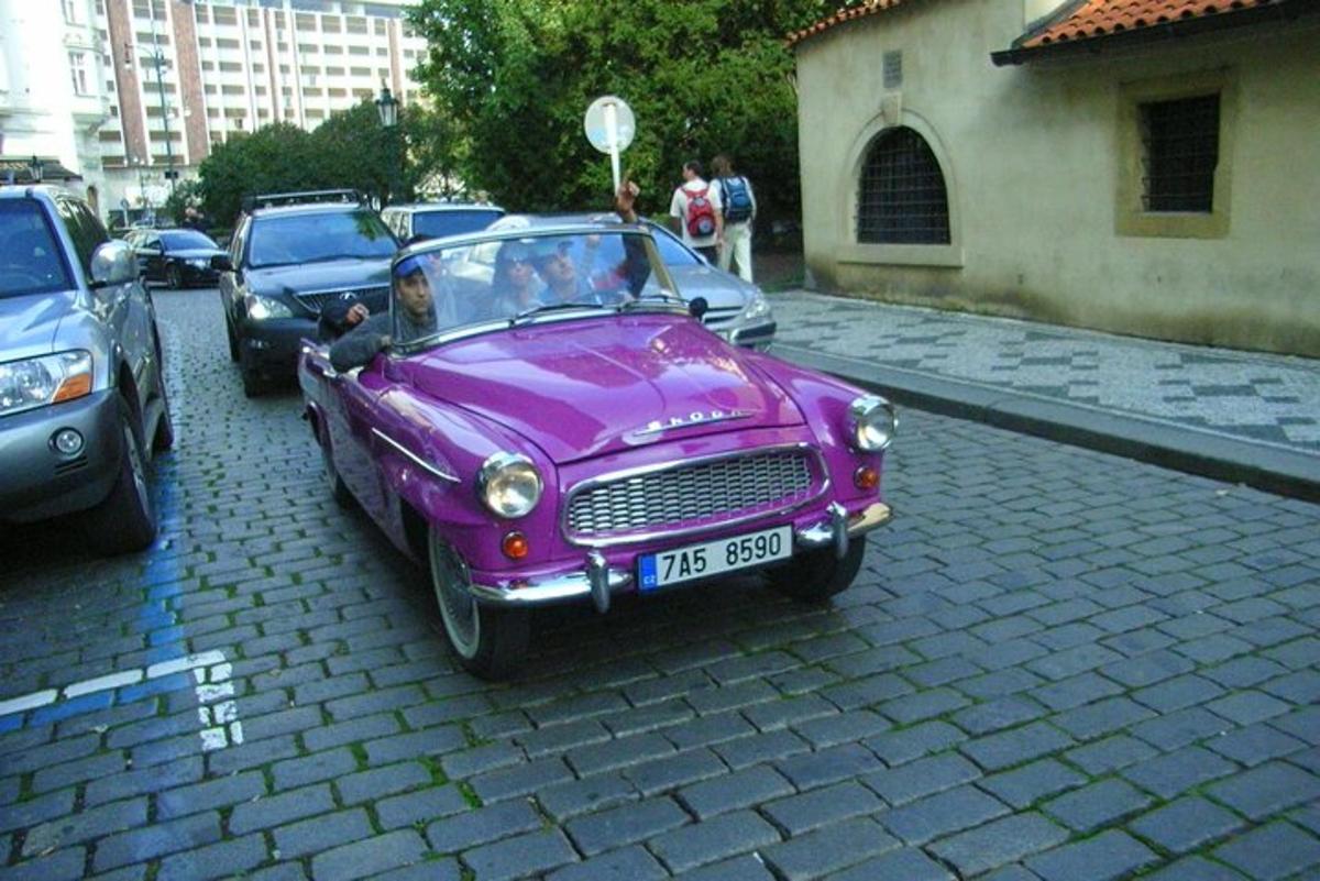 Fialové auto je zaparkované na ulici