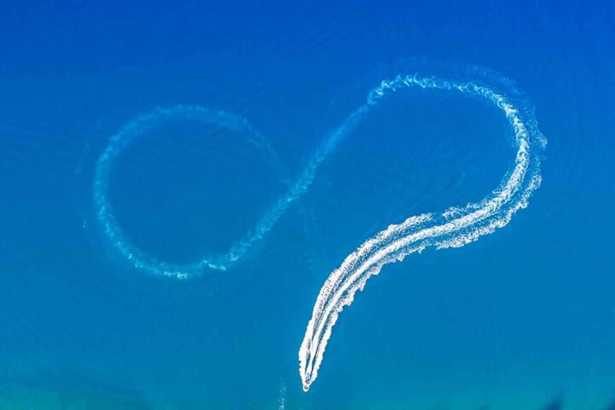 una estela de humo en el cielo azul