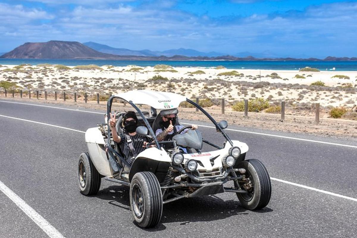 um homem dirigindo um carro de quatro rodas em uma estrada