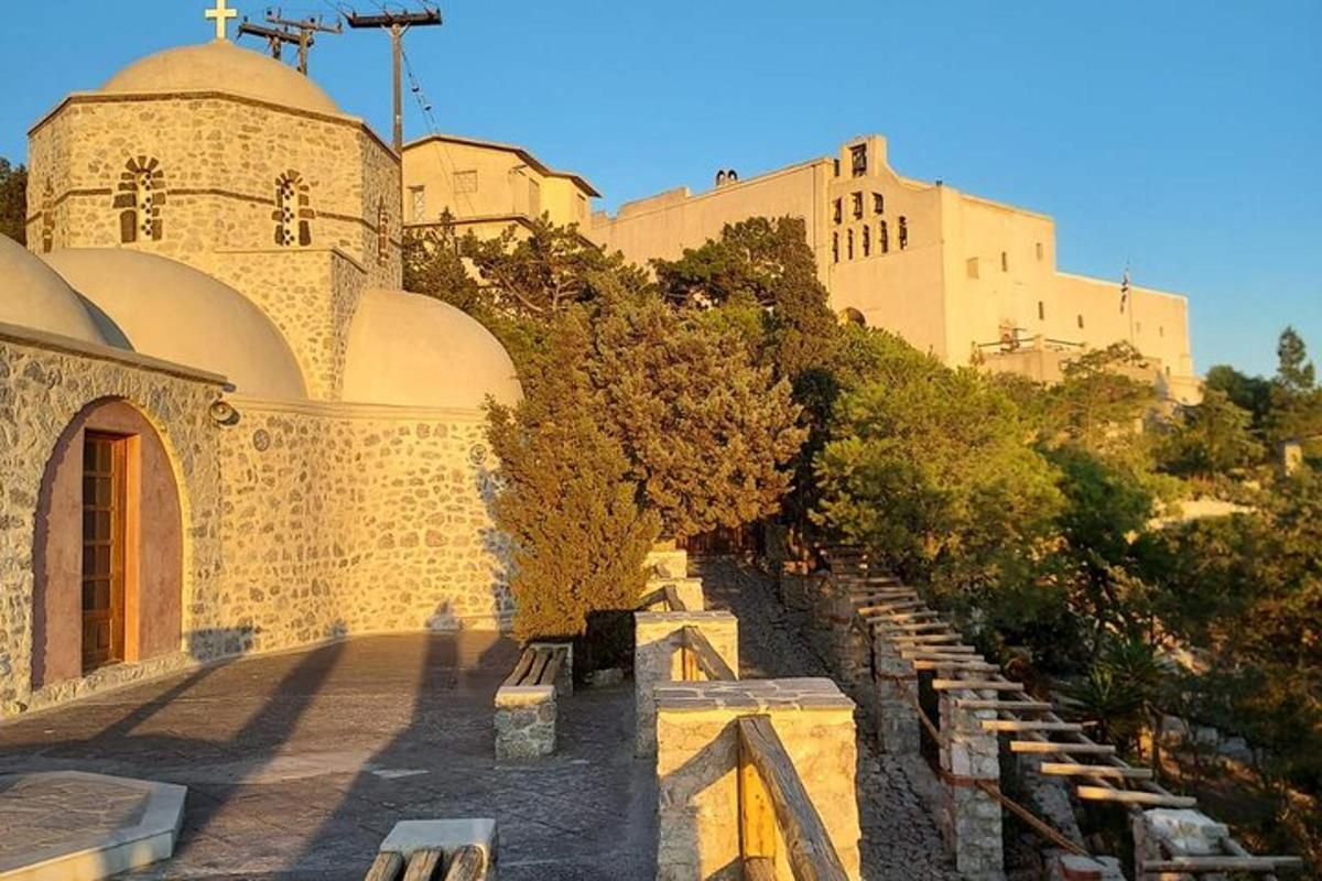 ένα κτίριο με νεκροταφείο μπροστά από ένα κάστρο