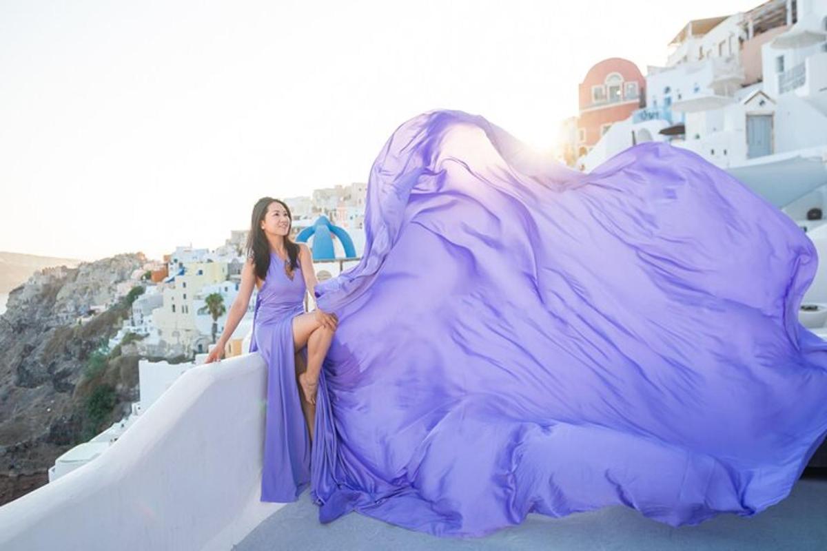 Una mujer con un vestido morado sentada en una cornisa