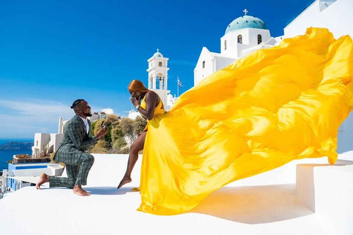 Una mujer con un vestido amarillo sentada en el tejado de un edificio.