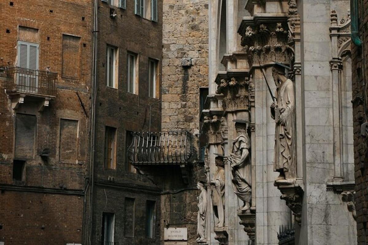 Un edificio con estatuas a los lados.