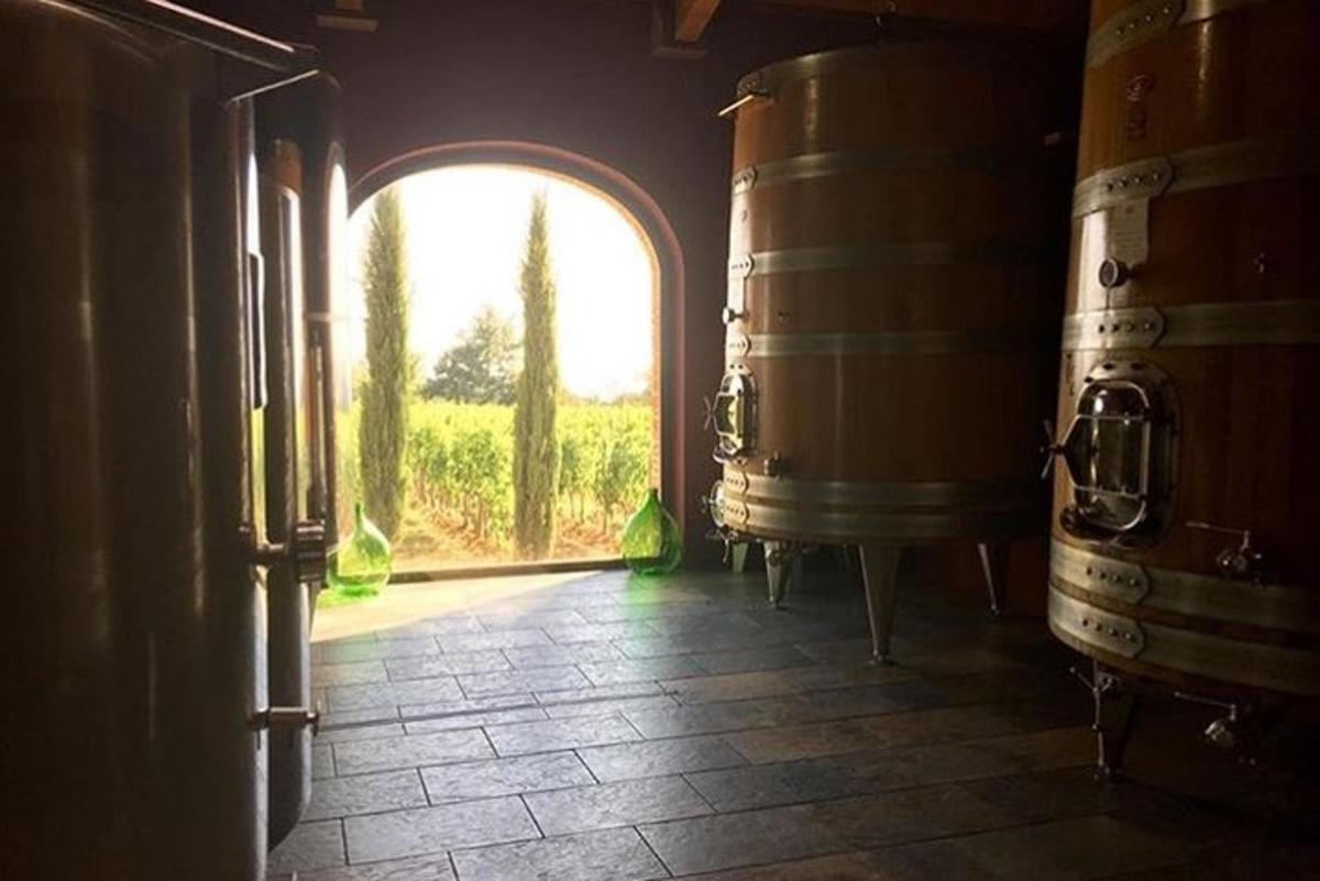una stanza con una porta aperta su una stanza con un barile