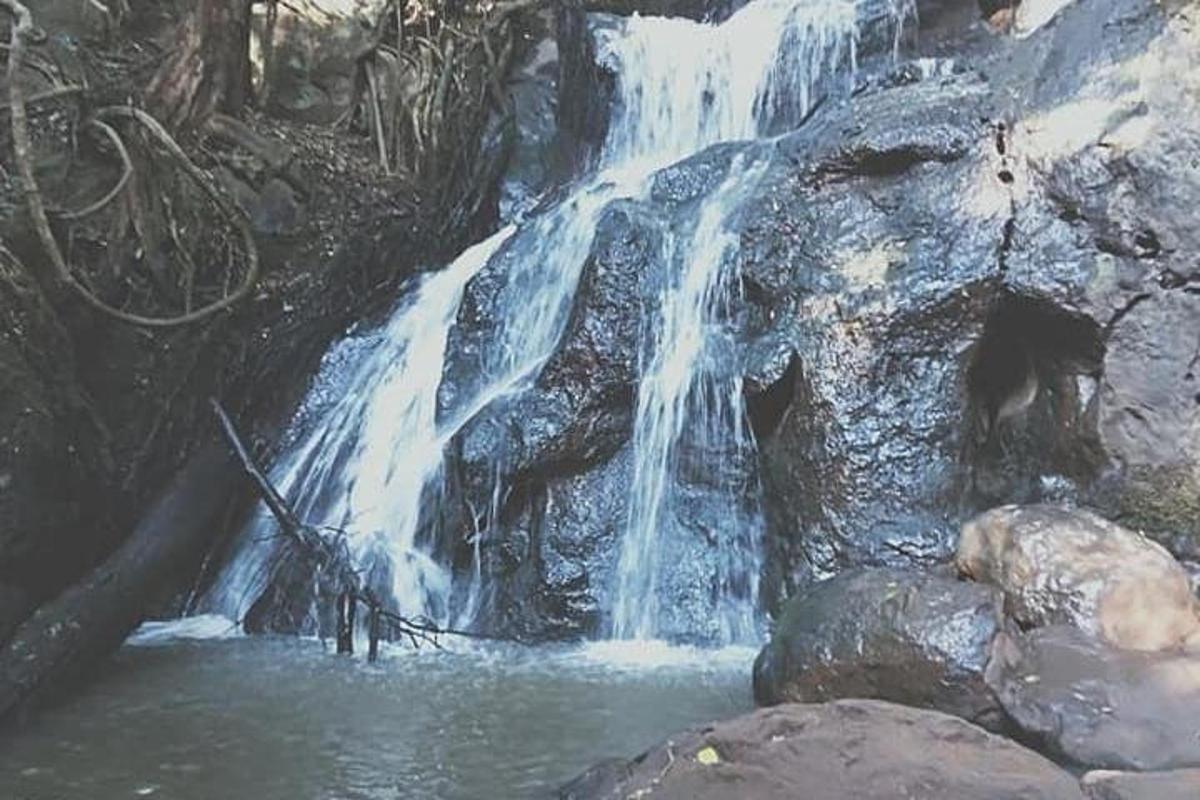 foss á fjallshlíð með klettum