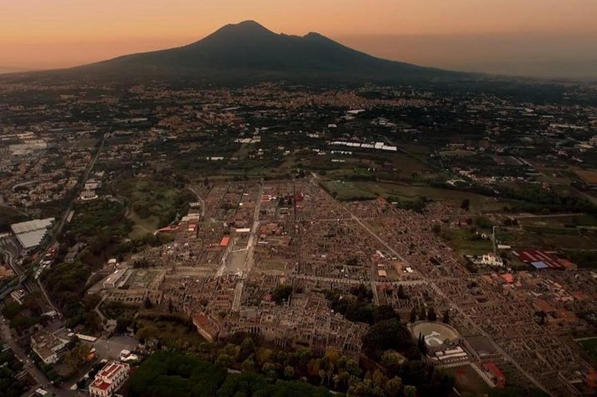 isang aerial view ng isang lungsod na may bundok sa background