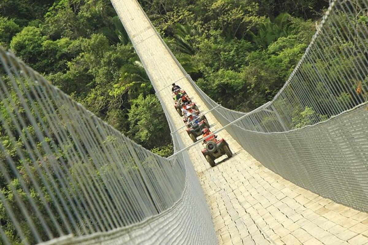 un grup de persones caminant per un pont penjant