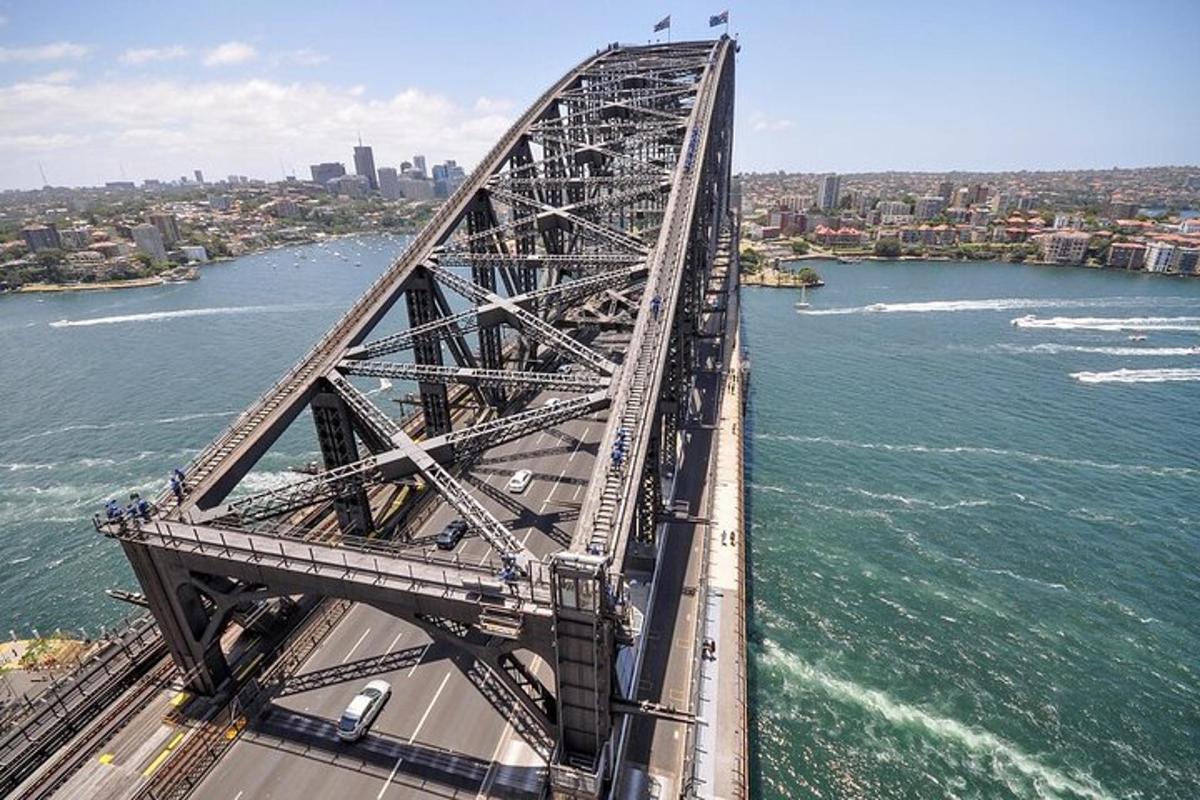 una vista aerea di un ponte sull'acqua