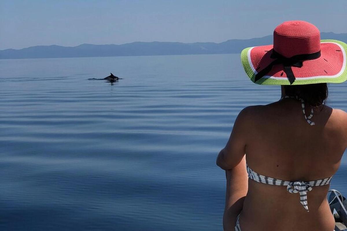 una mujer con sombrero sentada en el agua