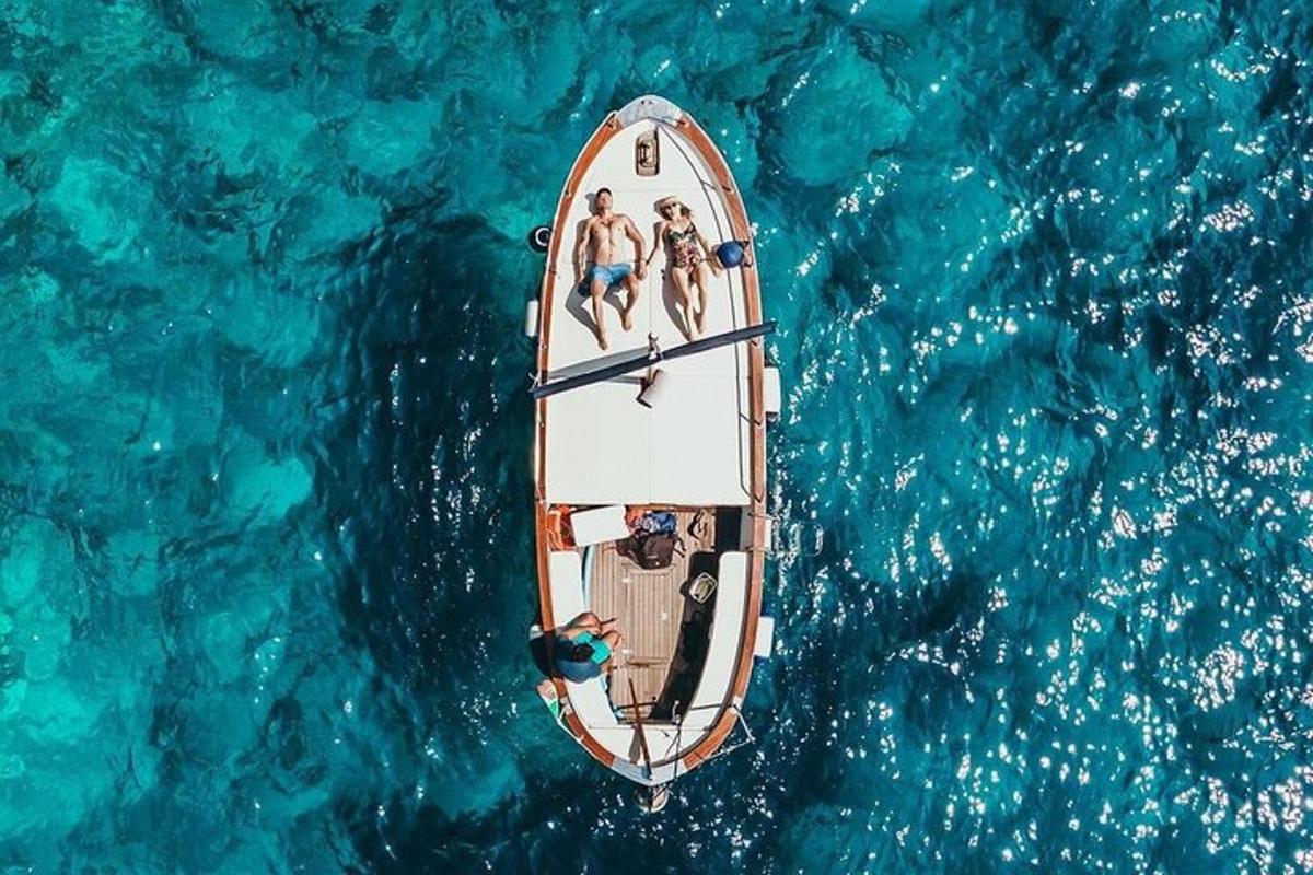dos personas en un barco en el agua