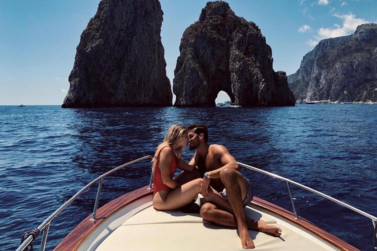 una coppia seduta su una barca in acqua