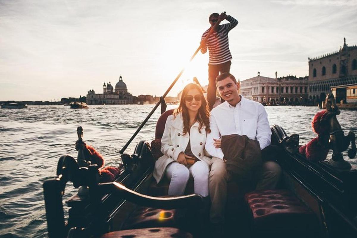 un uomo e una donna seduti in una gondola sull'acqua