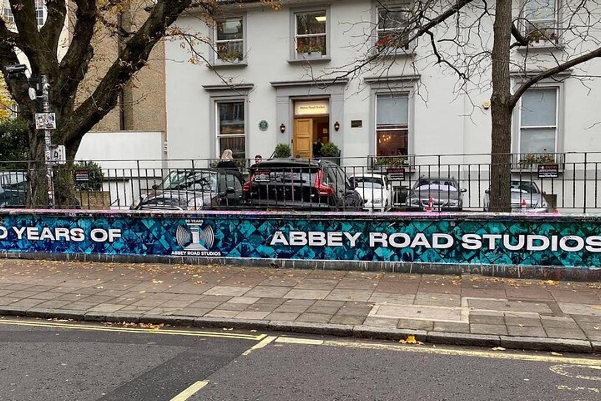 un cartello che dice Abbey Road Studios sul lato di una strada