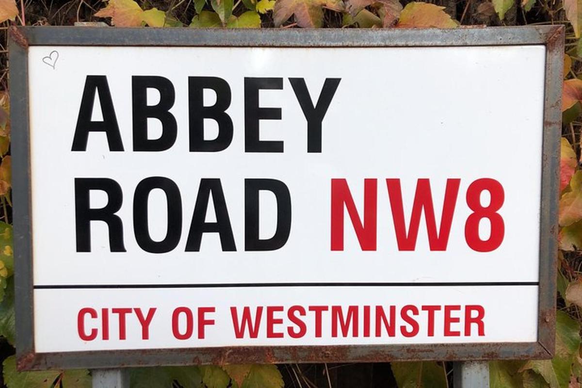un cartello con la scritta Abbey Road, città di Westminster