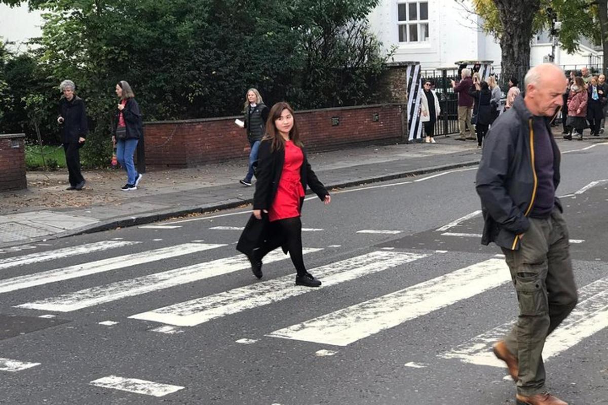Una mujer caminando por un cruce de peatones en una calle