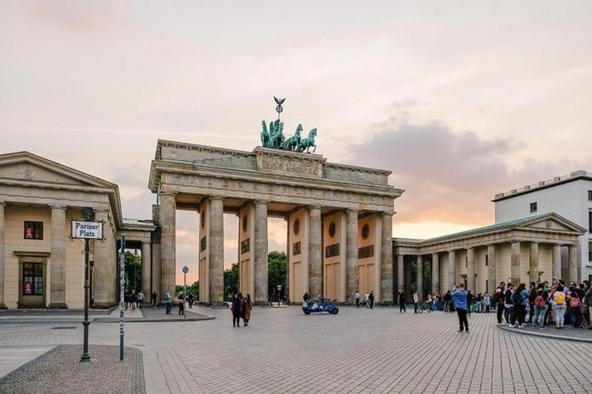 un grande edificio con una statua di fronte