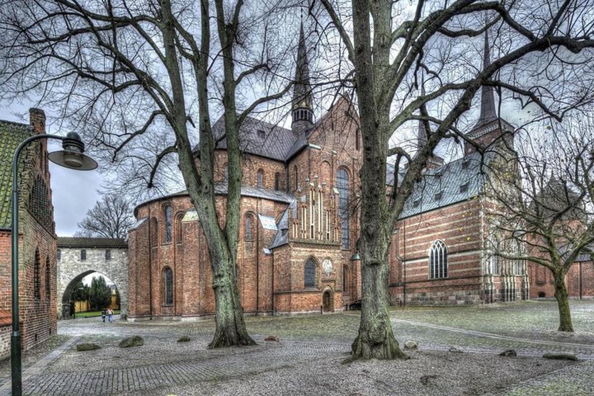 egy nagy téglaépület, előtte fákkal