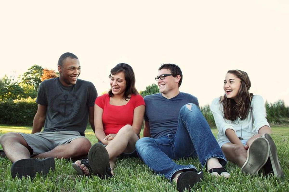 un grup de oameni care stau în iarbă