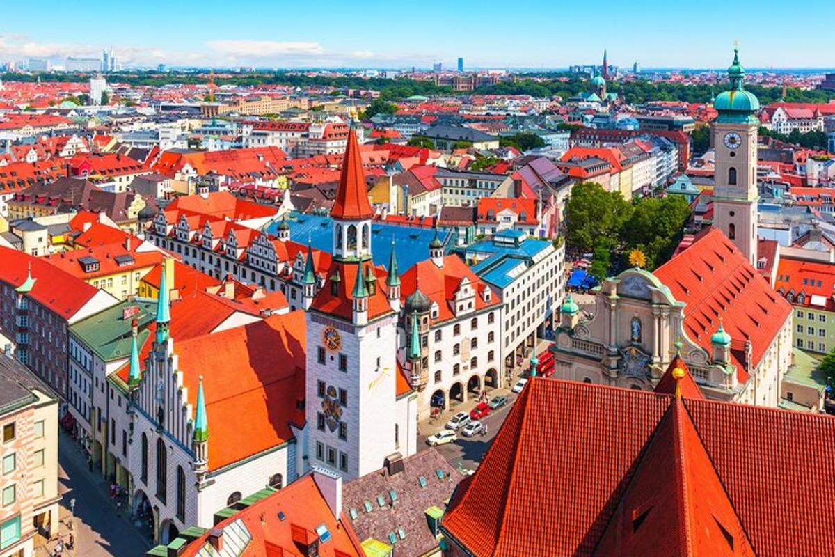 pohled shora na město s červenými střechami