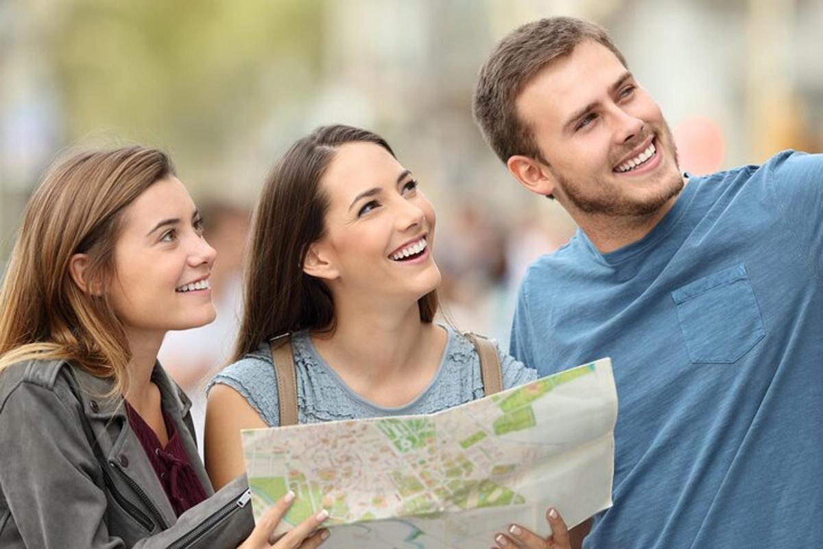 skupina tří lidí dívajících se na mapu