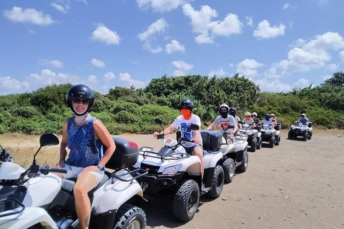 un grup de persones que condueixen quads per un camí de terra
