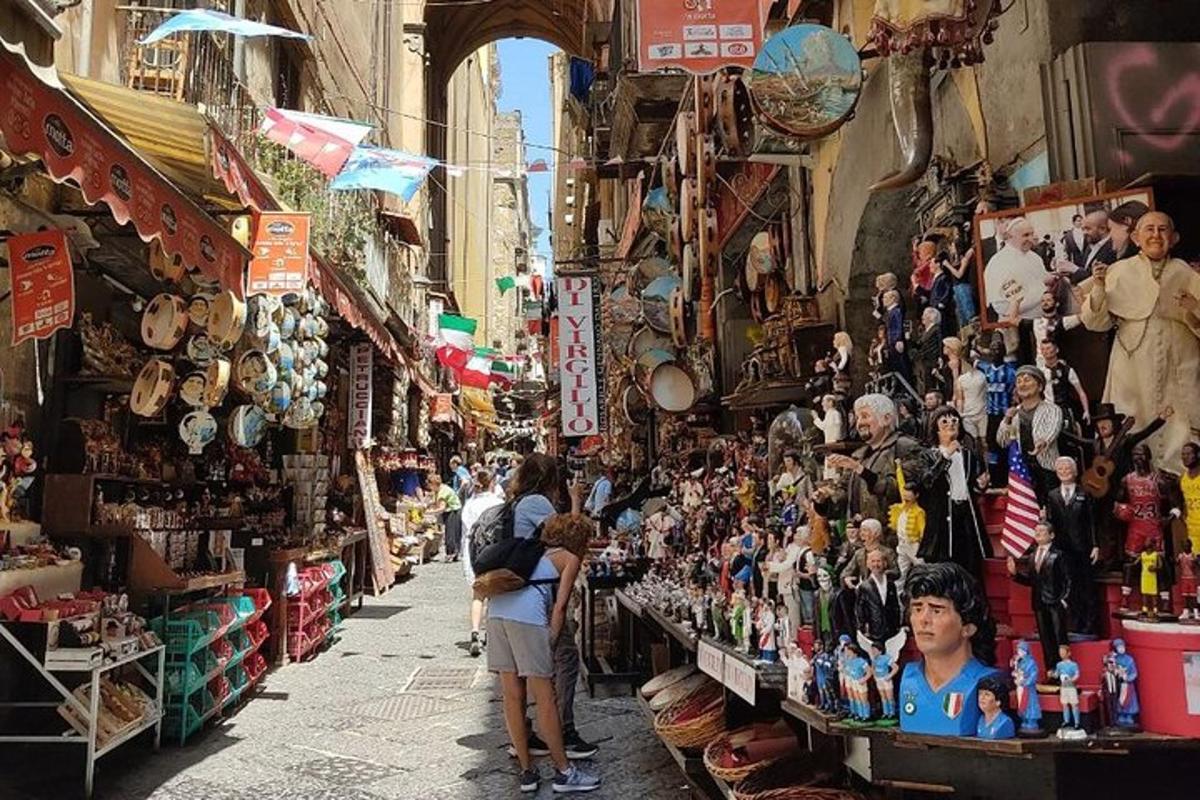 uma multidão de pessoas caminhando por um mercado em uma rua