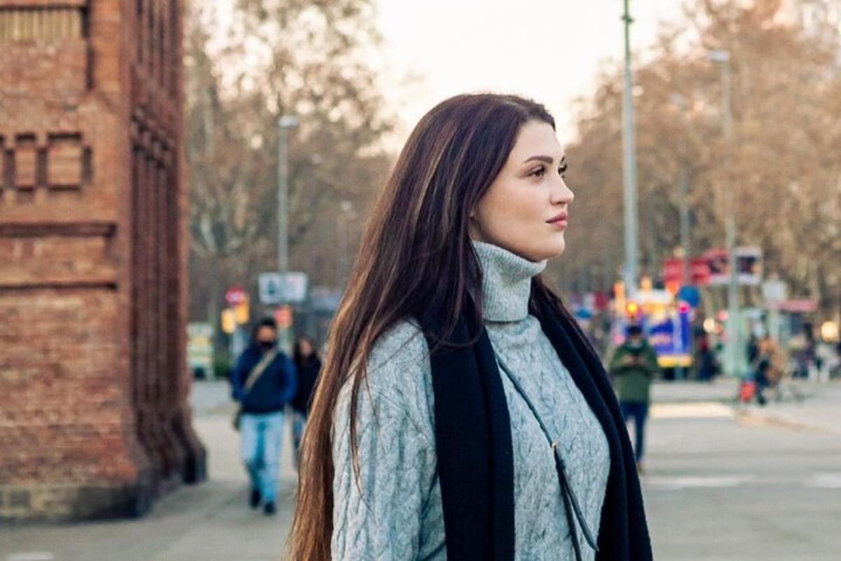 žena stojící na městské ulici