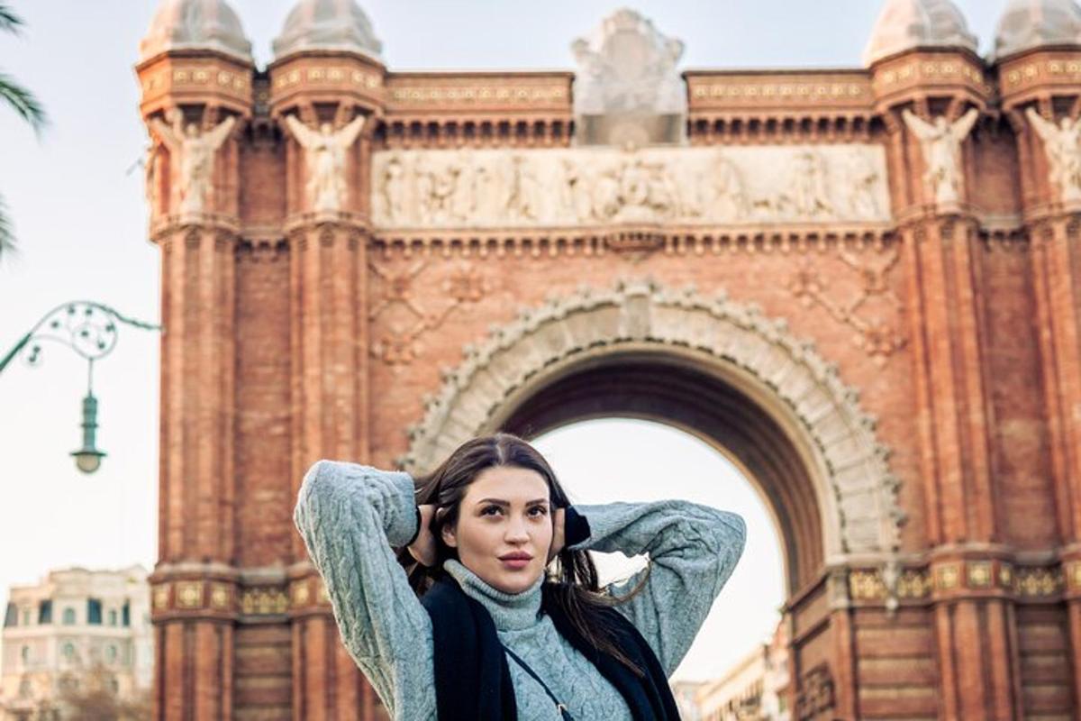 žena stojící před budovou