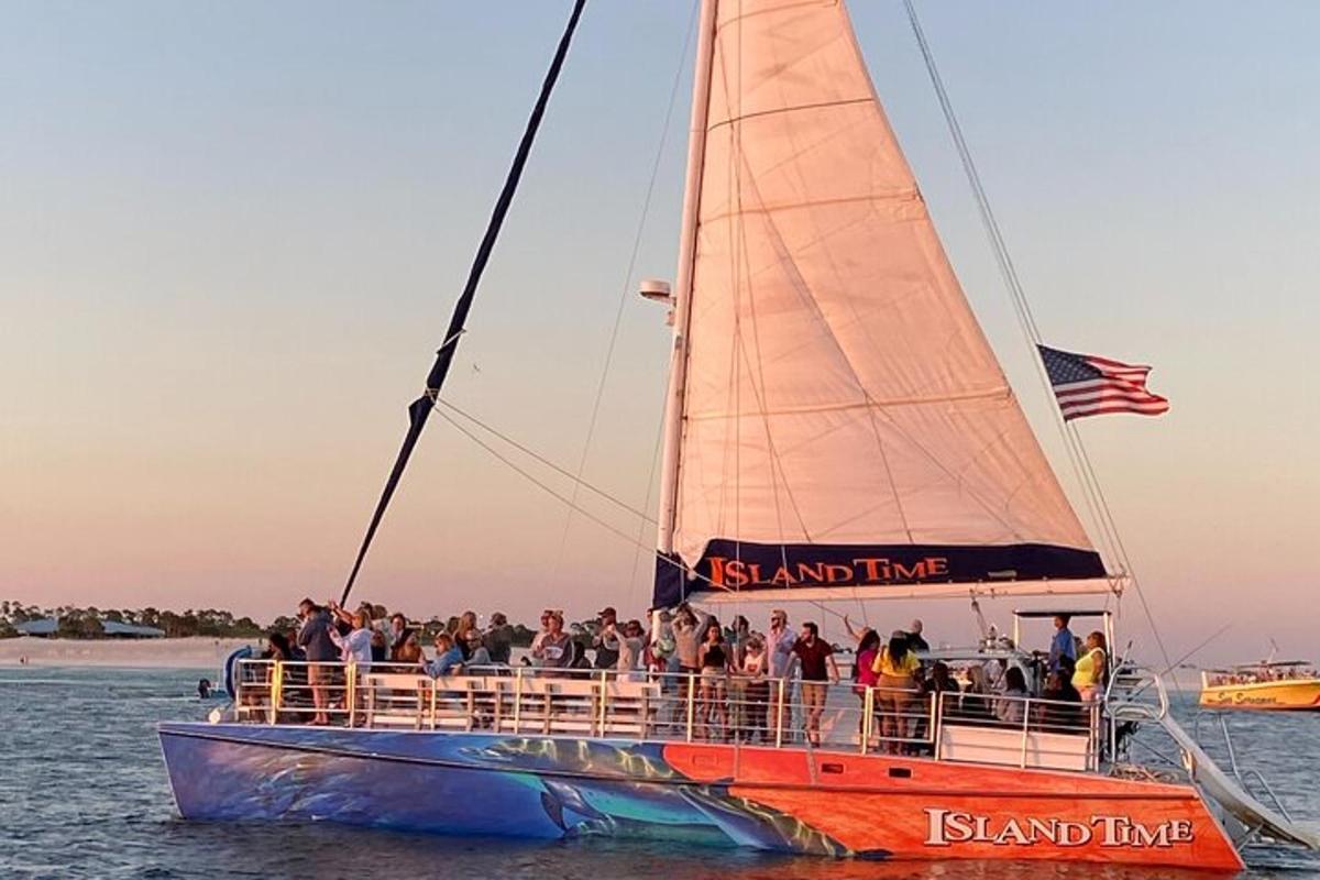 un gruppo di persone su una barca a vela in acqua