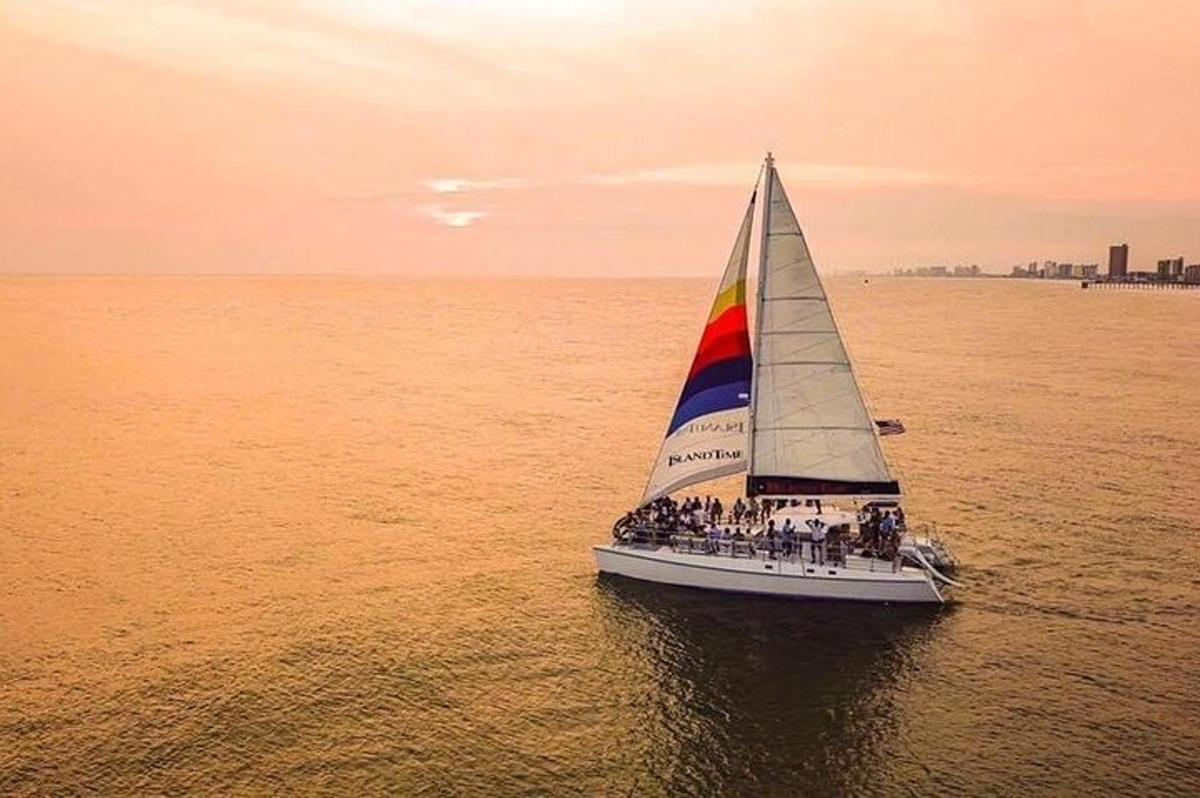 un gruppo di persone su una barca a vela in acqua