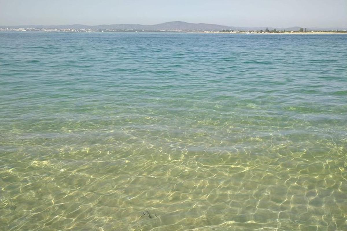 una gran massa d'aigua amb roques a dins