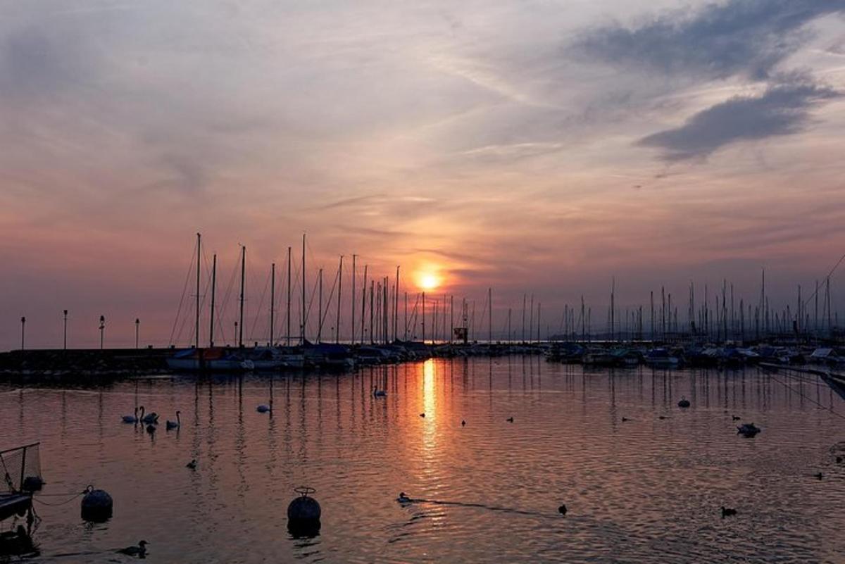 un gruppo di barche in acqua al tramonto