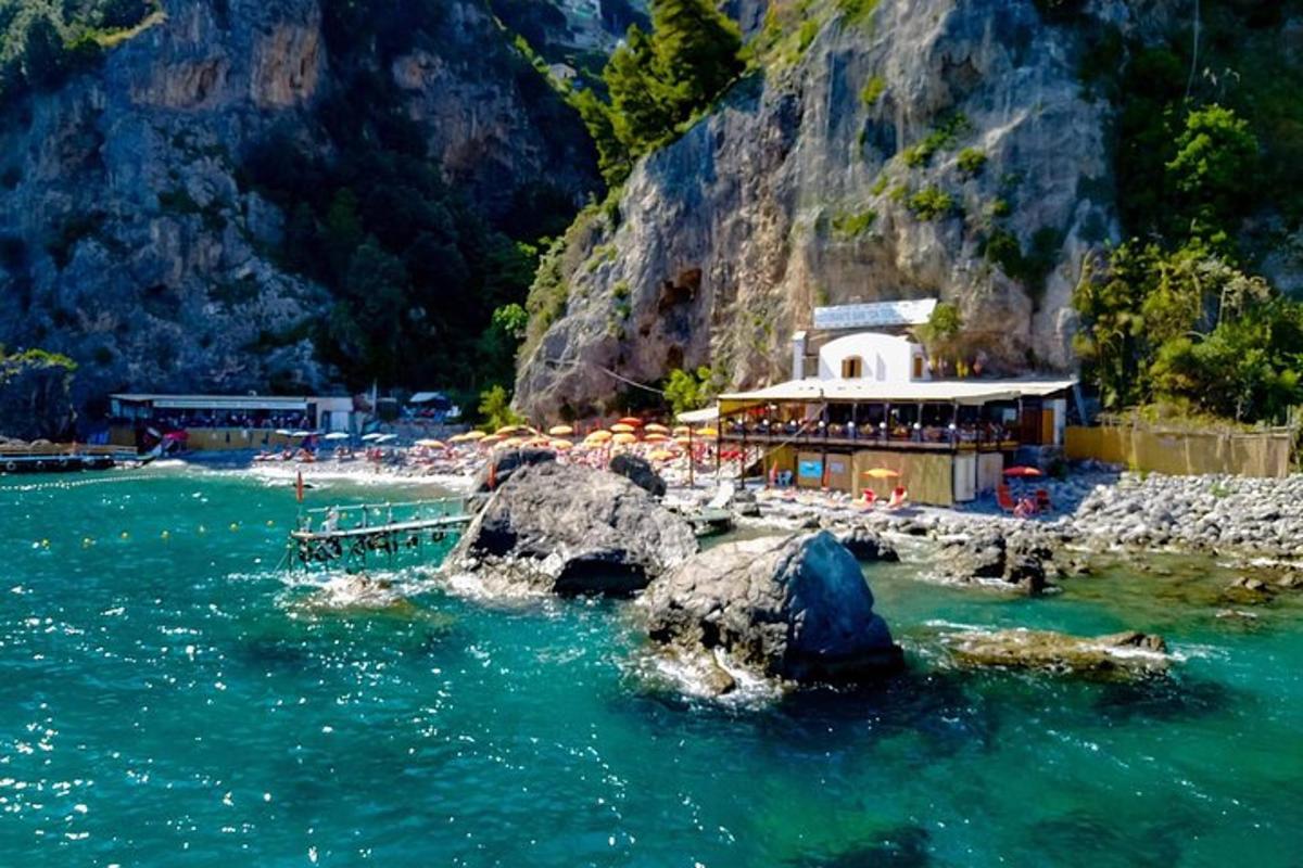 restaurace na pláži u vody
