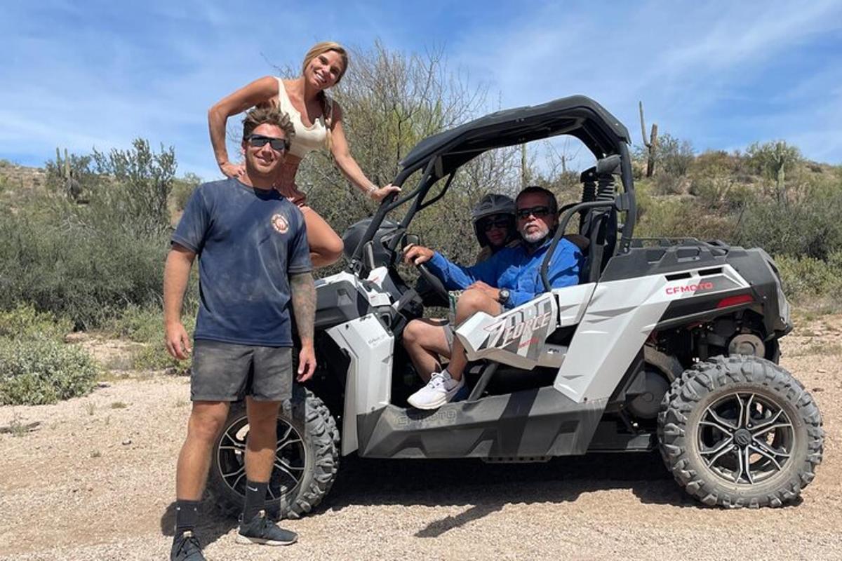 un gruppo di persone sedute sul retro di un quad