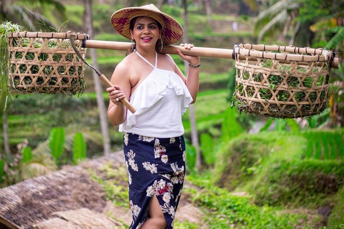 một người phụ nữ đội mũ đang cầm một cái giỏ