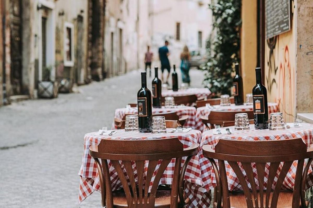 un groupe de tables avec des bouteilles de vin dessus