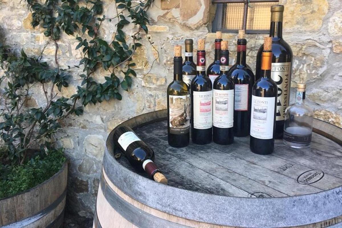 un tas de bouteilles de vin posées sur un tonneau