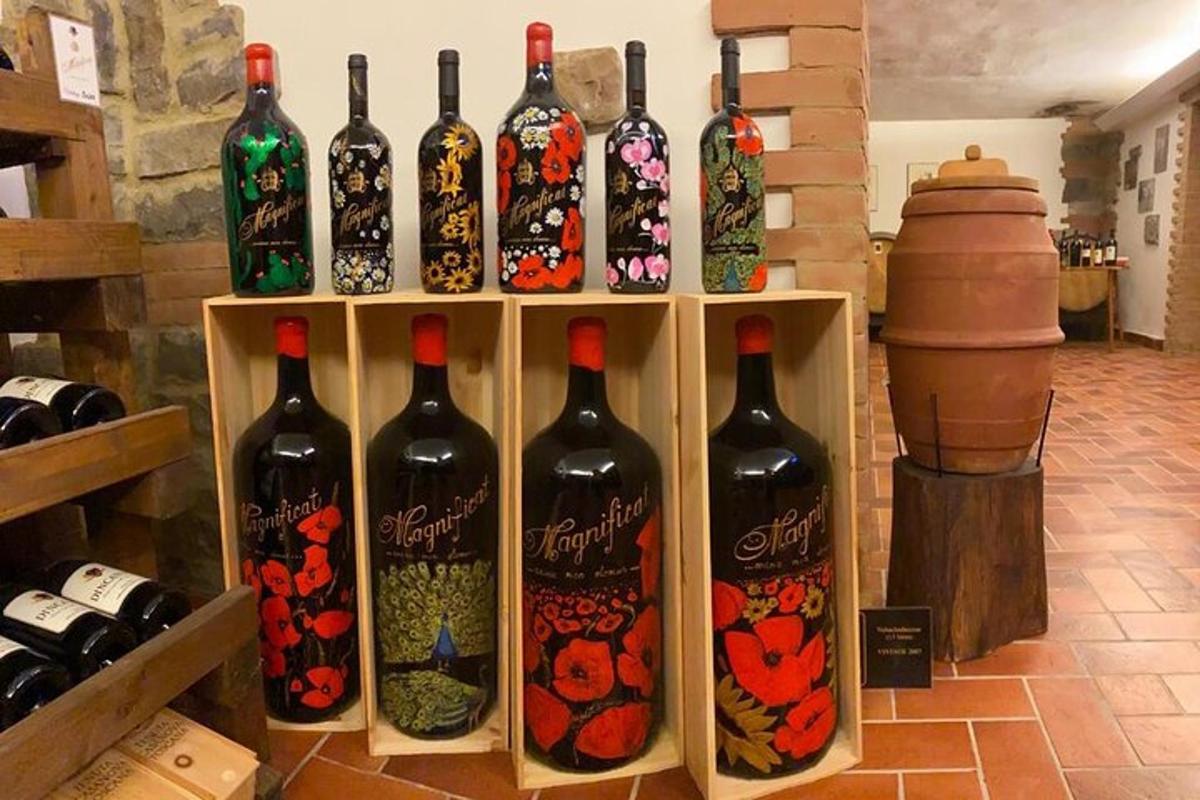 un groupe de bouteilles de vin exposées dans un magasin