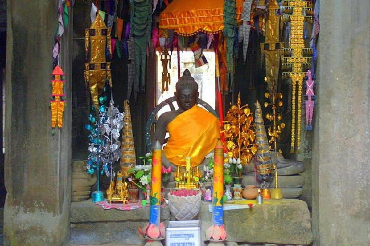 uma estátua de um monge sentado em um templo