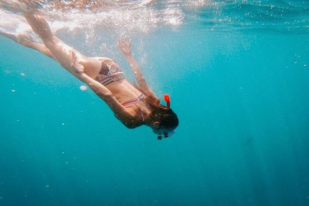 una persona nedant a l'aigua de l'oceà