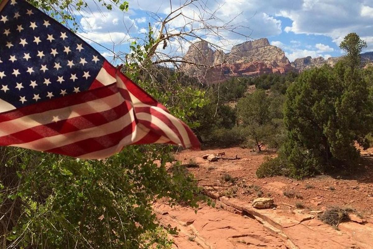 una bandiera americana nel deserto con le montagne sullo sfondo
