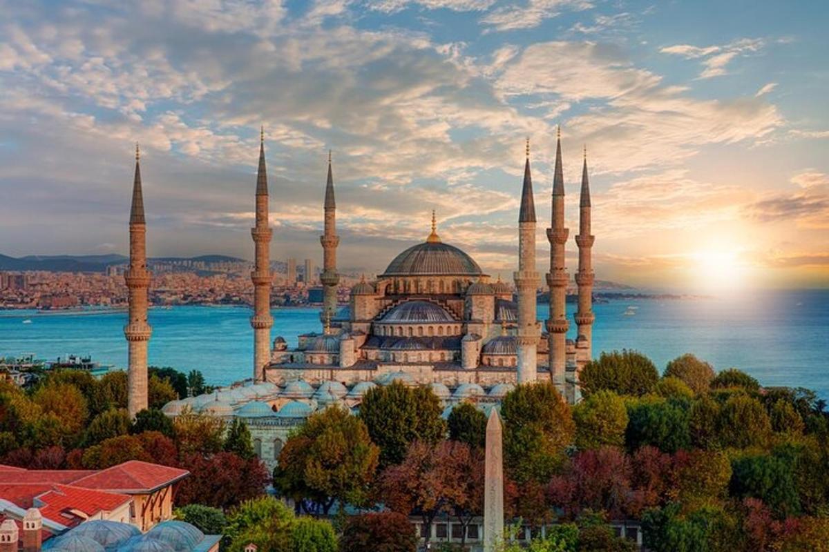 velika stavba s številnimi kupolami in minareti
