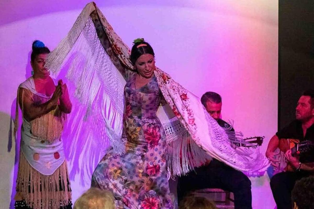 una mujer con un vestido en un escenario