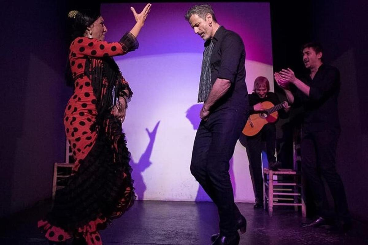 un hombre y una mujer bailando en un escenario