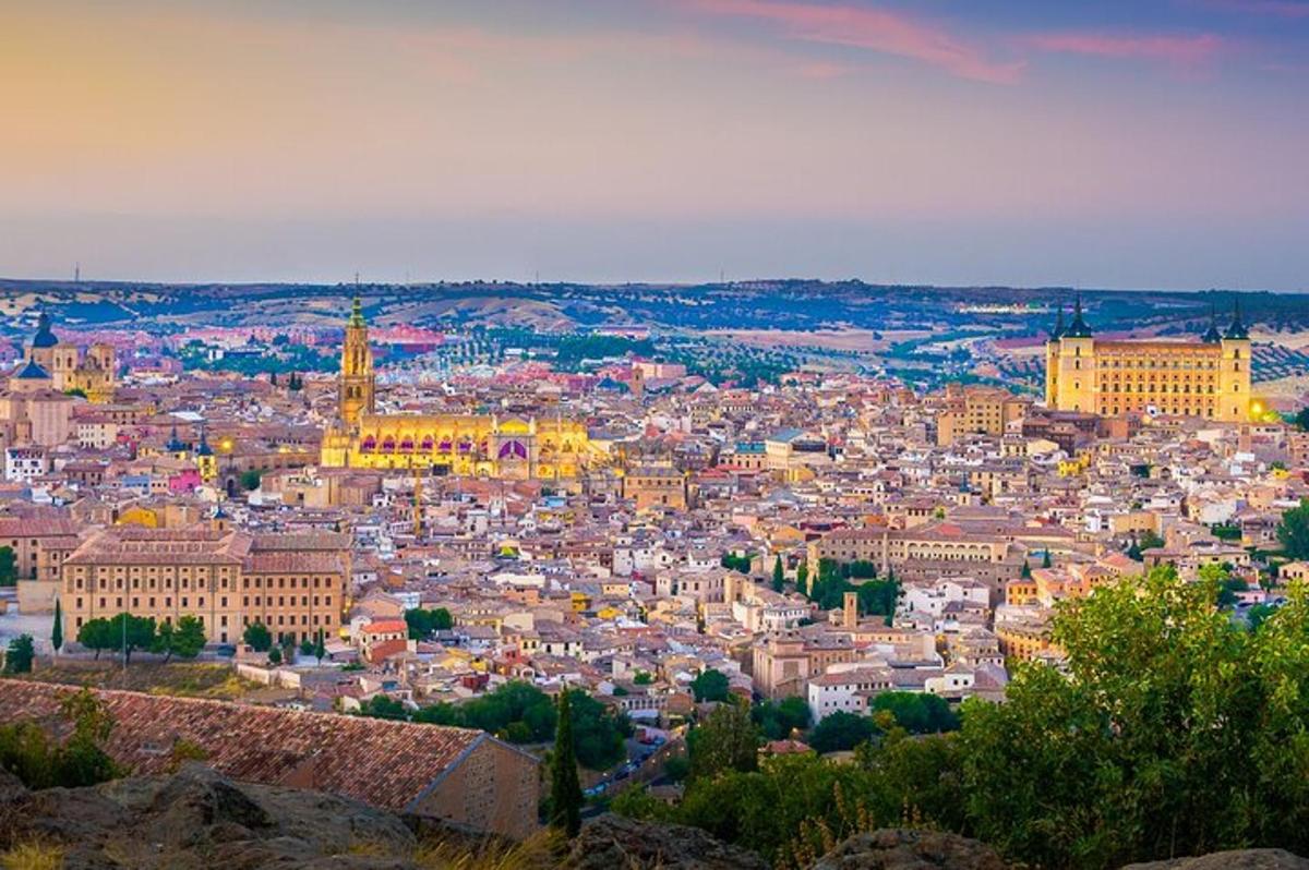 uma vista de uma cidade com edifícios ao longe