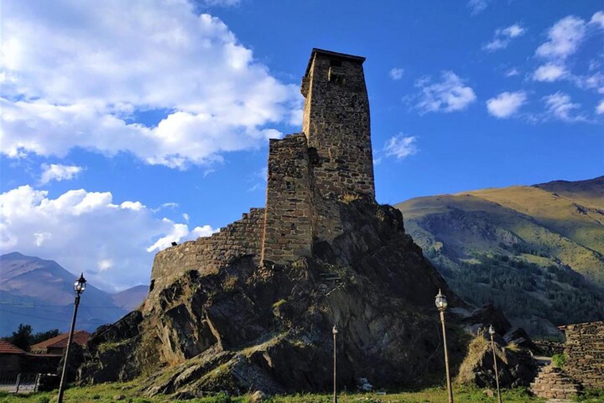 uma torre de pedra no topo de uma montanha