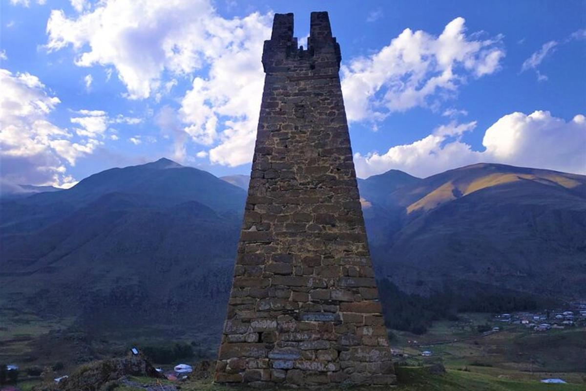 uma torre de pedra situada no topo de uma montanha